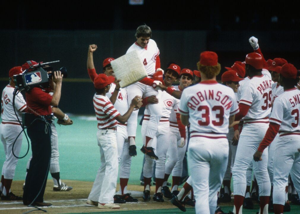 1985: Pete Rose becomes the hit king